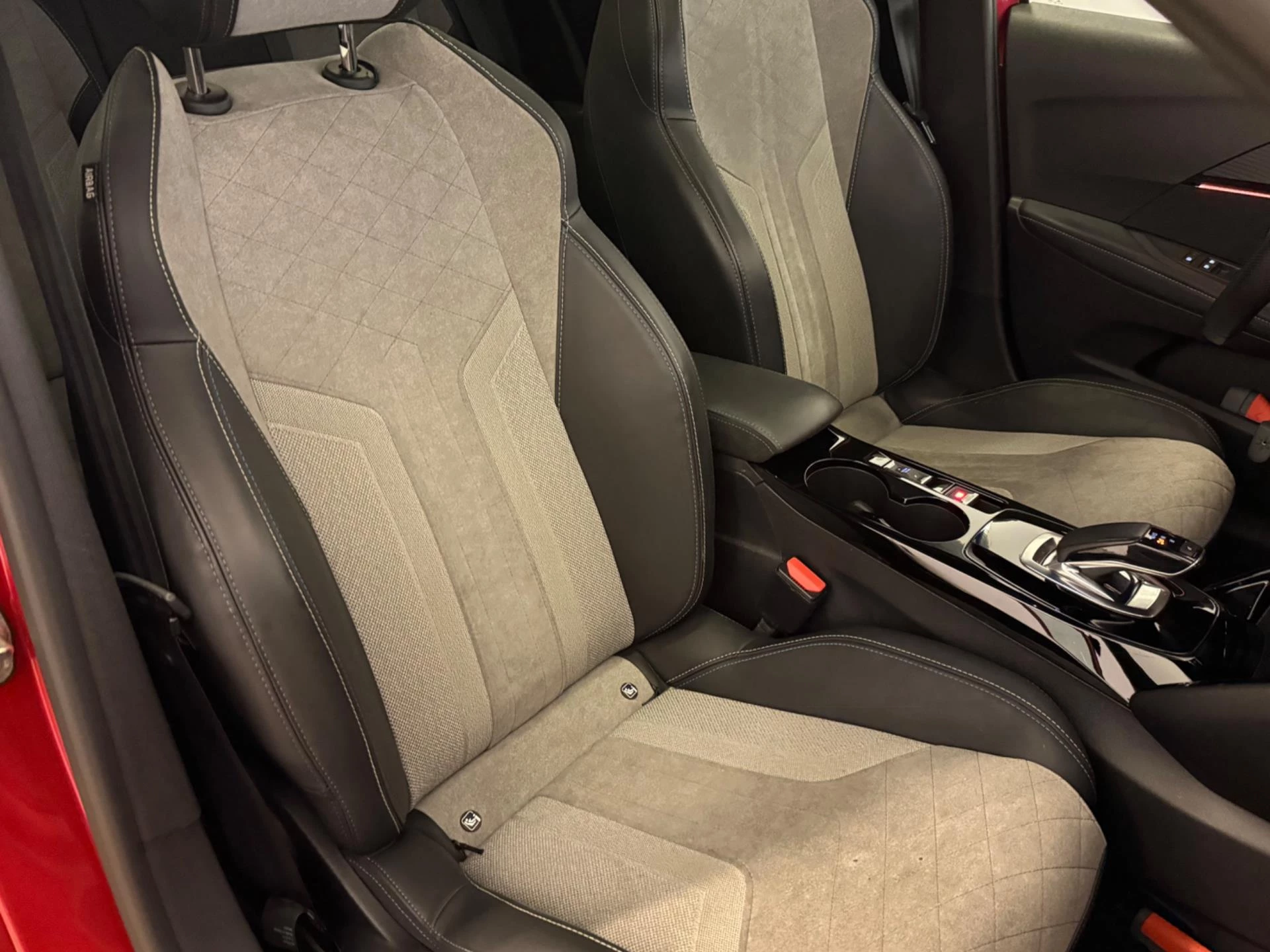 Hoofdafbeelding Peugeot e-208