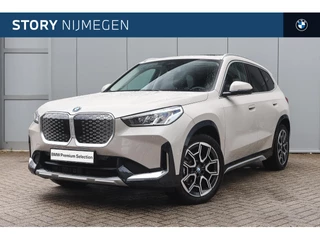 BMW iX1 eDrive20 xLine / Trekhaak / Panoramadak / Stoelverwarming / Stuurverwarming / Driving Assistant Plus