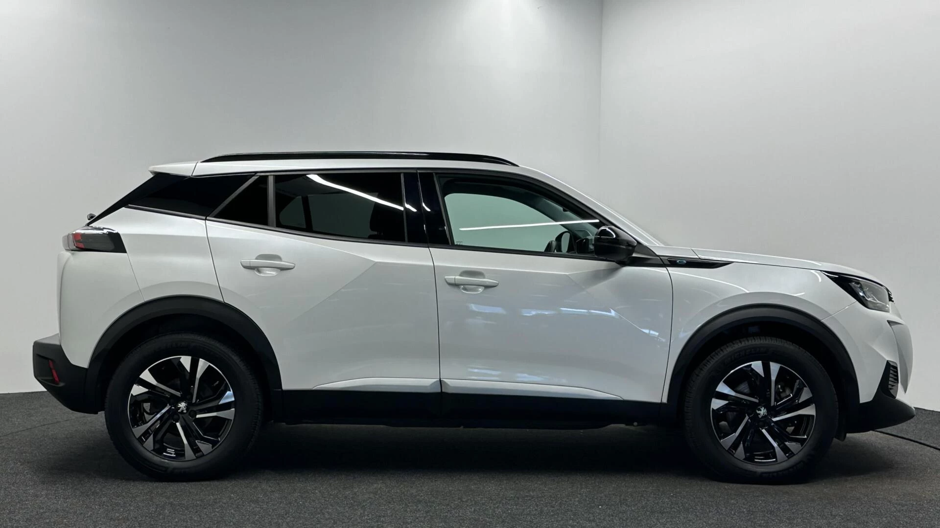 Hoofdafbeelding Peugeot e-2008