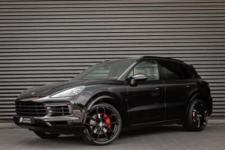 Porsche Cayenne 3.0 E-Hybrid FULL BLACK / PANO-DAK / SPORT CHRONO / LUCHTVERING / TREKHAAK / NAVIGATIE/ONDERHOUDSHISTORY / CARPLAY