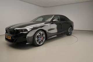 BMW i5 eDrive40 M Sportpakket Pro | Driving Assistant Plus | Alu 19" | Iconic Glow exterieurpakket | Camera | Harman Kardon