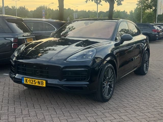 Porsche Cayenne Coupé 3.0 E-Hybrid / Trekhaak / Panoramadak / 360Camera / Head-up / Burmester / Softclose / Keyless / 21'' / Luchtvering / Nachtzicht / Carbon intr. / Sportdesign+Chrono / Stoelventilatie+Verwarming / Dodehoek 