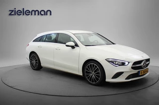 Hoofdafbeelding Mercedes-Benz CLA Mercedes-Benz CLA Shooting Brake 180 Business Solution Automaat - Carplay, Navi, Camera, Cruise, Stoelverw.