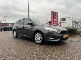 Ford Focus Wagon 1.0 Titanium | Cruise Control | Trekhaak | Carplay | NAVI | Parkeersensoren achter | Climate Control