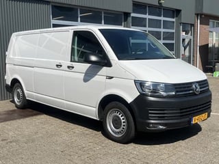 Volkswagen Transporter 2.0 TDI L2H1 102pk Omvormer Airco Cruise control Trekhaak 2200kg trekgewicht Telefoonvoorbereiding Usb aansluiting 2-Persoons Parkeerhulp achter 1e eigenaar Euro 6 Bestel Bpm vrij