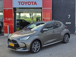 Hoofdafbeelding Toyota Yaris Toyota Yaris 1.5 HYBRID 130 EXECUTIVE STOEL/STUURVERWARMING 17"LM-VELGEN PRIVACY-GLASS STOEL/STUURVERWARMING PARK-SENSOREN NAVI